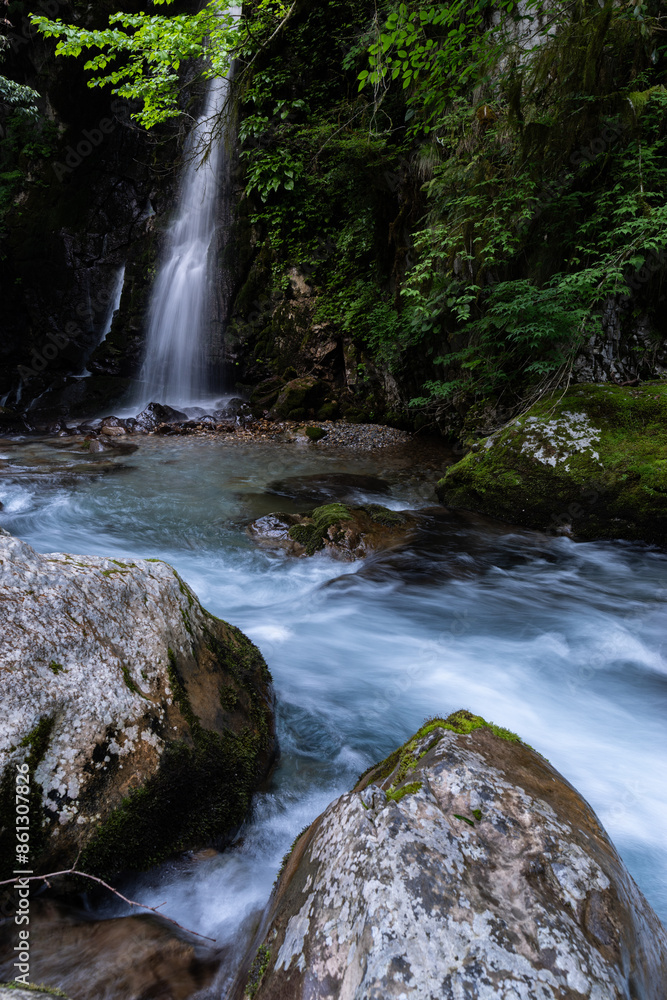 Fototapeta premium 美しい滝のある風景