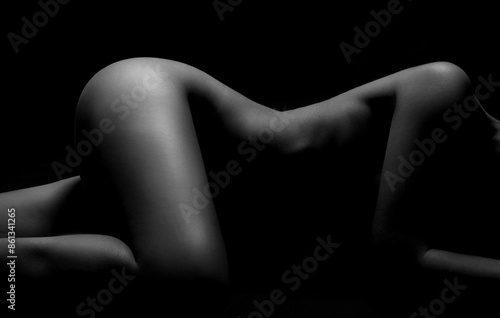 Foto A black and white photograph of a womans silhouette lying down in low light