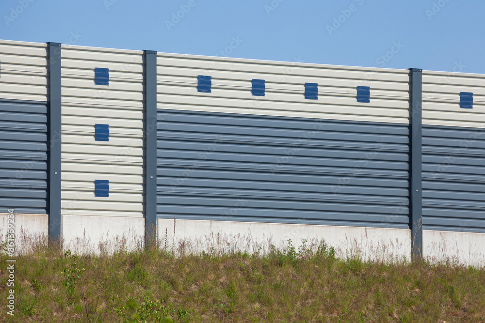 Fototapeta premium Lärmschutzwall an einer Autobahn, Buxtehude, Niedersachsen, Deutschland