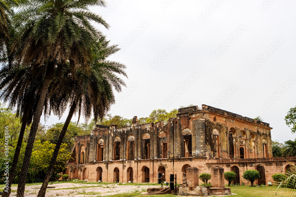 Obraz premium Ruined buildings of the British residency in Lucknow, Uttar Pradesh, India, Asia