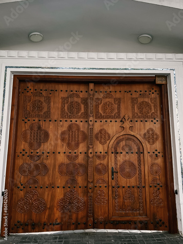 Obraz na płótnie luxury wooden large doors with engraving w salonie