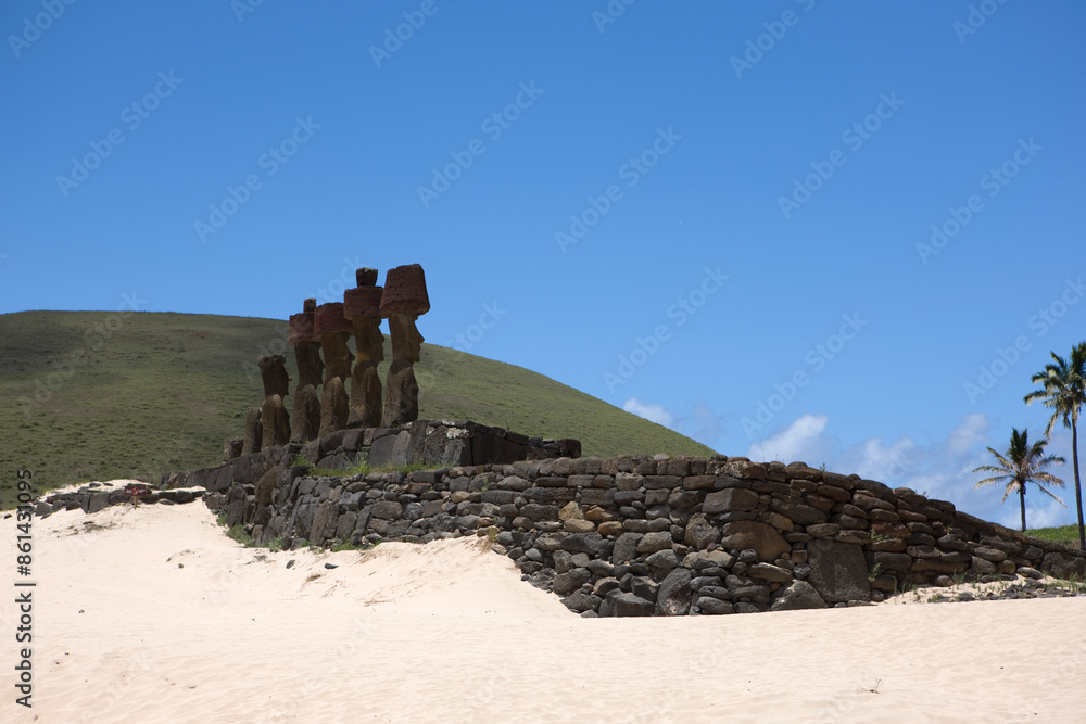 Obraz premium Easter Island Moai on a sunny autumn day view on a sunny spring day