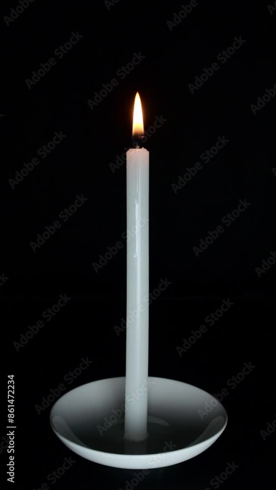 縦型の画面に全体が見える白いろうそくが点火する瞬間から吹き消えるまで