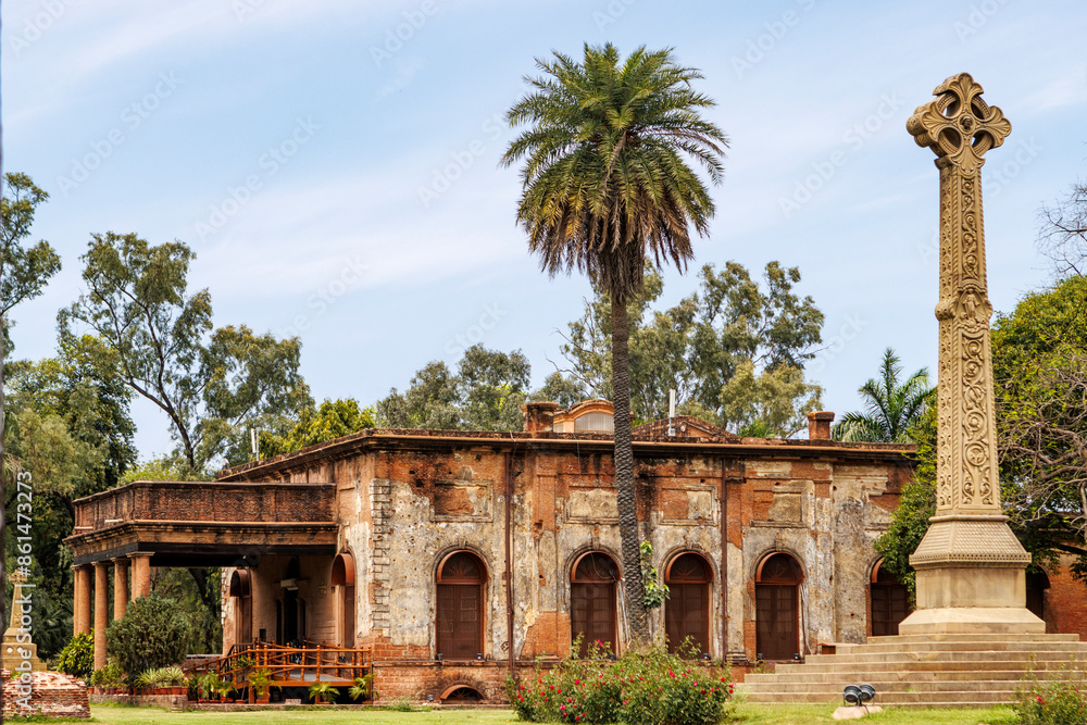 Obraz premium Ruined buildings of the British residency and celtic cross in Lucknow, Uttar Pradesh, India, Asia