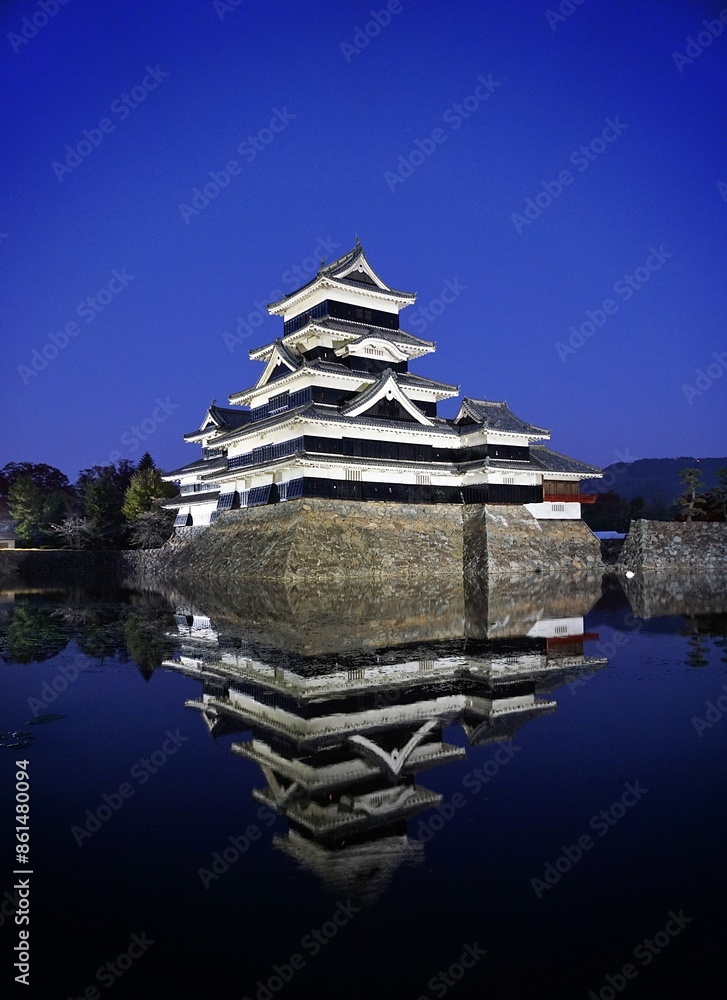 Burg Matsumoto in der Präfektur Nagano in Japan. Die auch Krähenburg genannte Burg ist Nationalschatz.
Burg Matsumoto in der Präfektur Nagano in Japan. Die auch Krähenburg genannte Burg ist Nationalschatz.