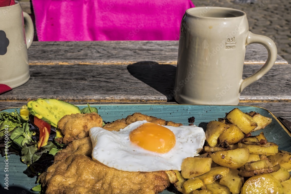 schnitzel mit spiegelei und bratkartoffeln