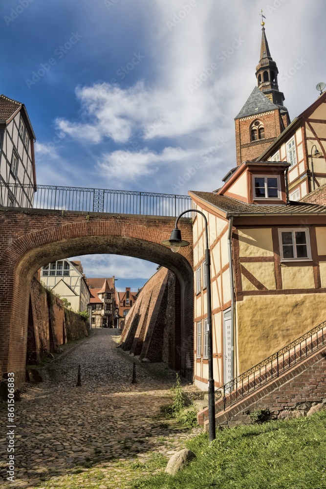 tangermünde, deutschland - idyllisches panorama in der altstadt mit turm von st. stephan