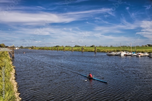 Obraz na płótnie tangermünde, deutschland - malerisches elbufer mit ruderboot w salonie
