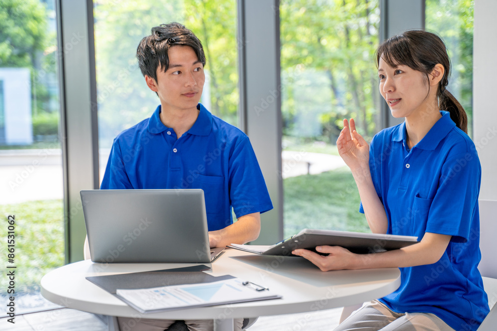 Obraz premium 男女の介護士の打合せ