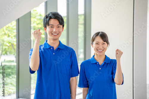 ガッツポーズでやる気の介護施設スタッフ