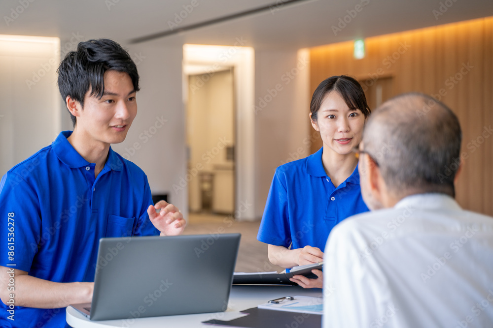 Obraz premium カウンセリングする介護スタッフとシニア男性