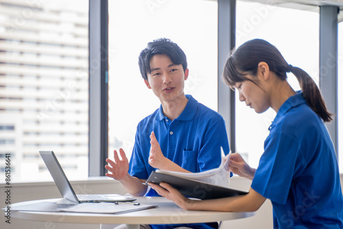 男女の介護士の打合せ