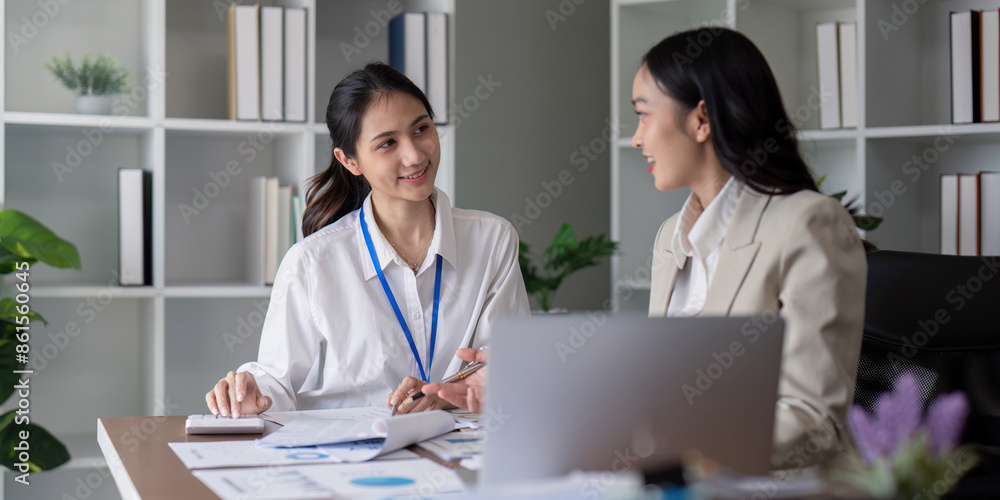 Obraz premium Professional Business Teamwork Planning and Analysis Discussion in Modern Office Setting