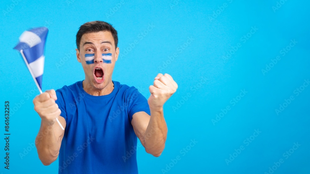 Naklejka premium Man cheering for El Salvador screaming and waving a national flag