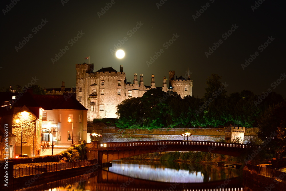 Obraz premium Full moon above Kilkenny Castle in the night