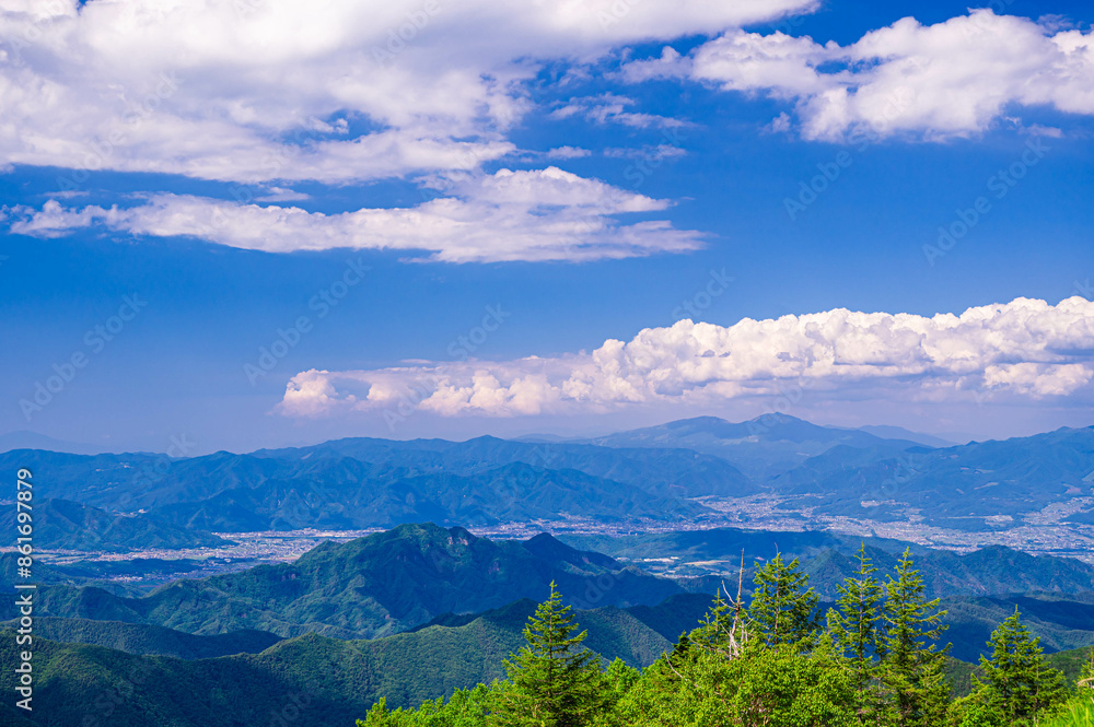 Fototapeta premium 初夏の美ヶ原高原から見下ろす上田市街地