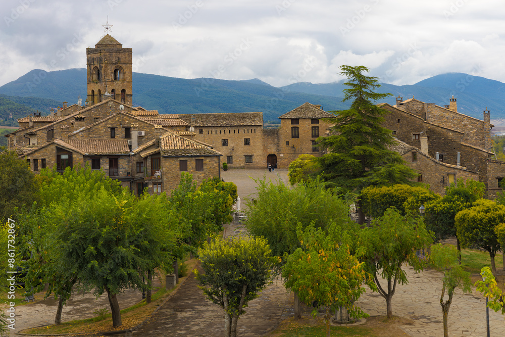 Fototapeta premium Una panorámica de Ainsa, Aragón, España, captura la esencia medieval del pueblo con su arquitectura de piedra y techos de tejas.