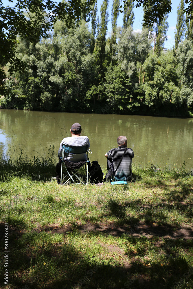 Couple devant une pièce d'eau Couple devant une pièce d'eau