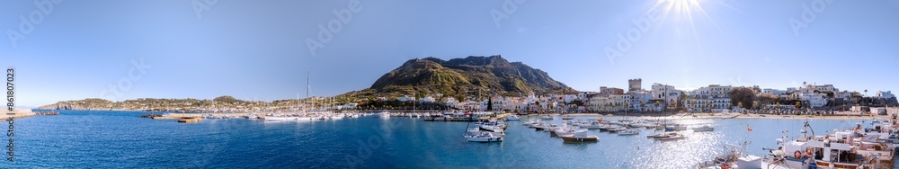 Fototapeta premium Skyline di Forio. Vista panoramica della costa dal porto. Paesaggio con monte, mare, spiaggia, il 
