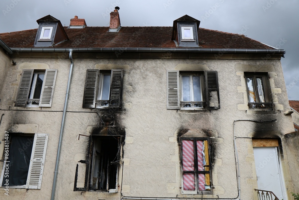 Maison incendiée, maison brûlée, vue de l'extérieur, ville de Gray, département de Haute Saône, France