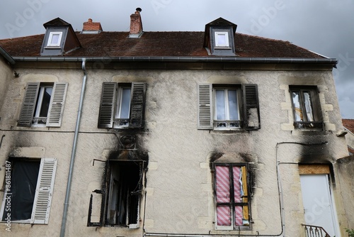 Obraz na płótnie Maison incendiée, maison brûlée, vue de l'extérieur, ville de Gray, département de Haute Saône, France w salonie