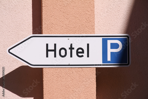 Wegweiser zum Hotel und Parkplatz