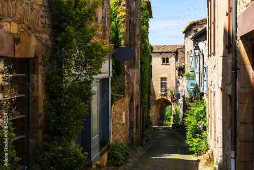 Ruelle pittoresque et typique du centre du village médiéval de Cordes-sur-Ciel