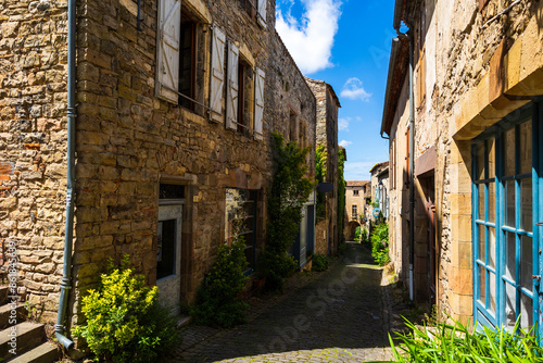 Ruelle pittoresque et typique du centre du village médiéval de Cordes-sur-Ciel