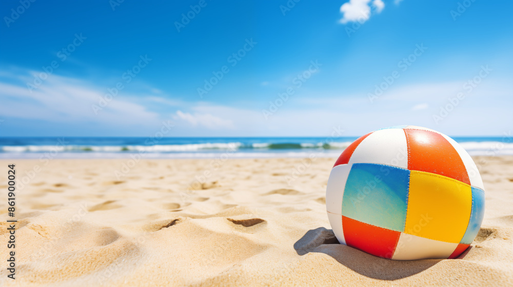 Obraz premium Arrière-plan de plage, sable et mer avec un ballon au premier plan. Vacances, soleil, été, océan. Pour conception et création graphique.