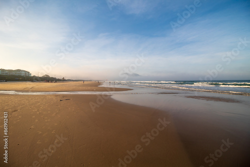 neblina marítima encobrindo a costa da praia do Santinho no pôr-do-sol da cidade de Florianópolis Santa Catarina Brasil