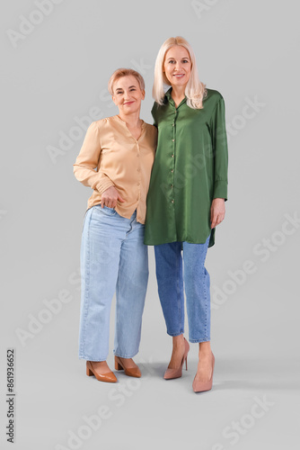 Beautiful mature women on g...