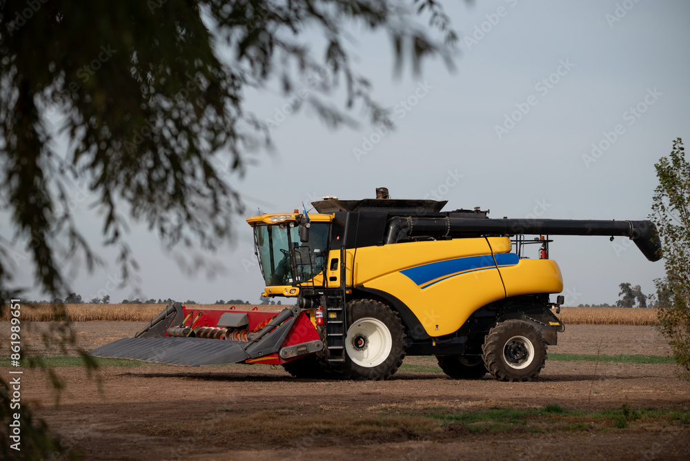 Maquinaria agrícola usada para siembra o cosecha, con rastrillo para trilla Maquinaria agrícola usada para siembra o cosecha, con rastrillo para trilla