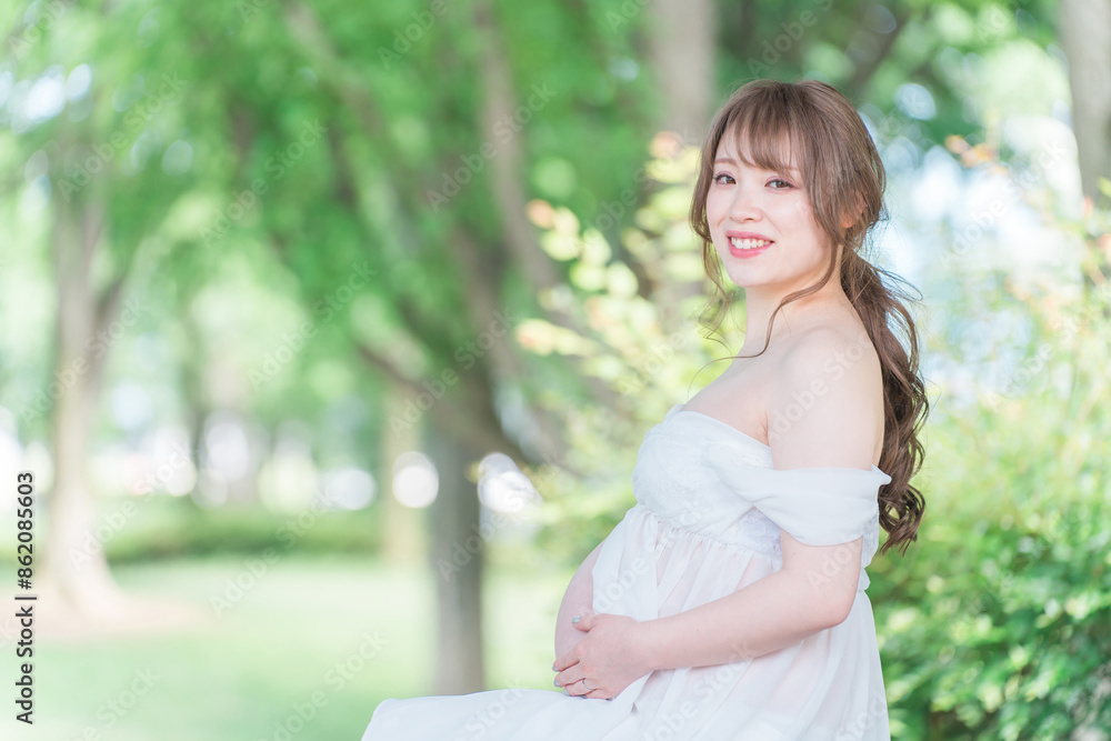 マタニティフォトの撮影をするアジア人妊婦の女性
マタニティフォトの撮影をするアジア人妊婦の女性