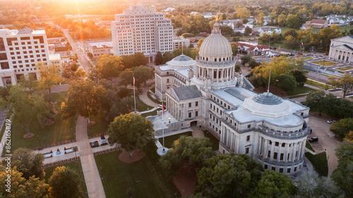 Fotografía Jackson, Mississippi, USA - April 23, 2024: Sunset light shines on the historic Capitol and  buildings of downtown Jackson skyline