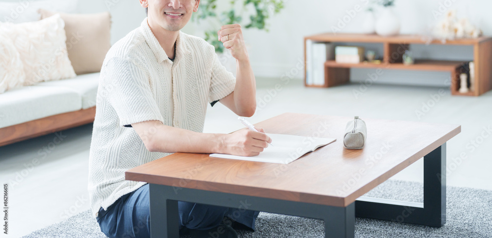 家で勉強する社会人男性 家で勉強する社会人男性