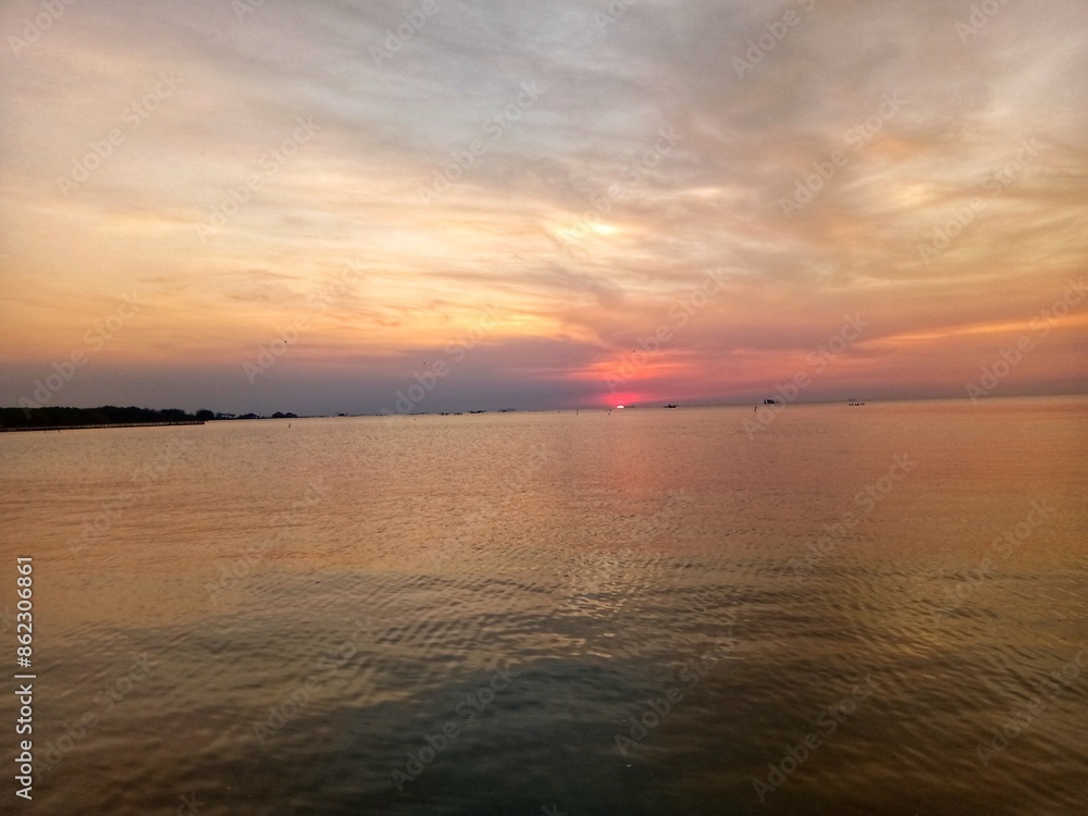 Naklejka premium Beach landscape is very beautiful in the afternoon when the sun sets. 
