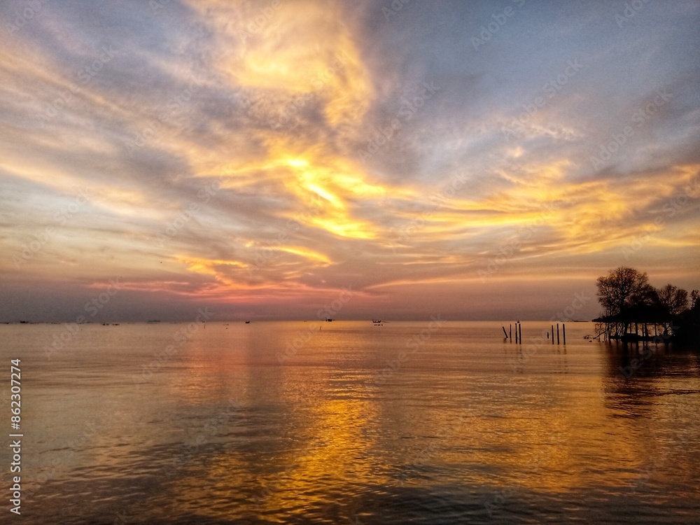 Fototapeta premium Sea nature landscape is very beautiful in the afternoon when the sun sets. 