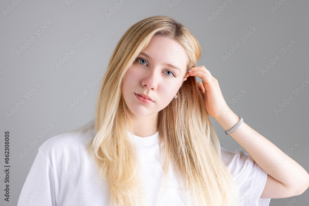 Fototapeta premium 金髪ロングヘアの外国人女性 blonde woman