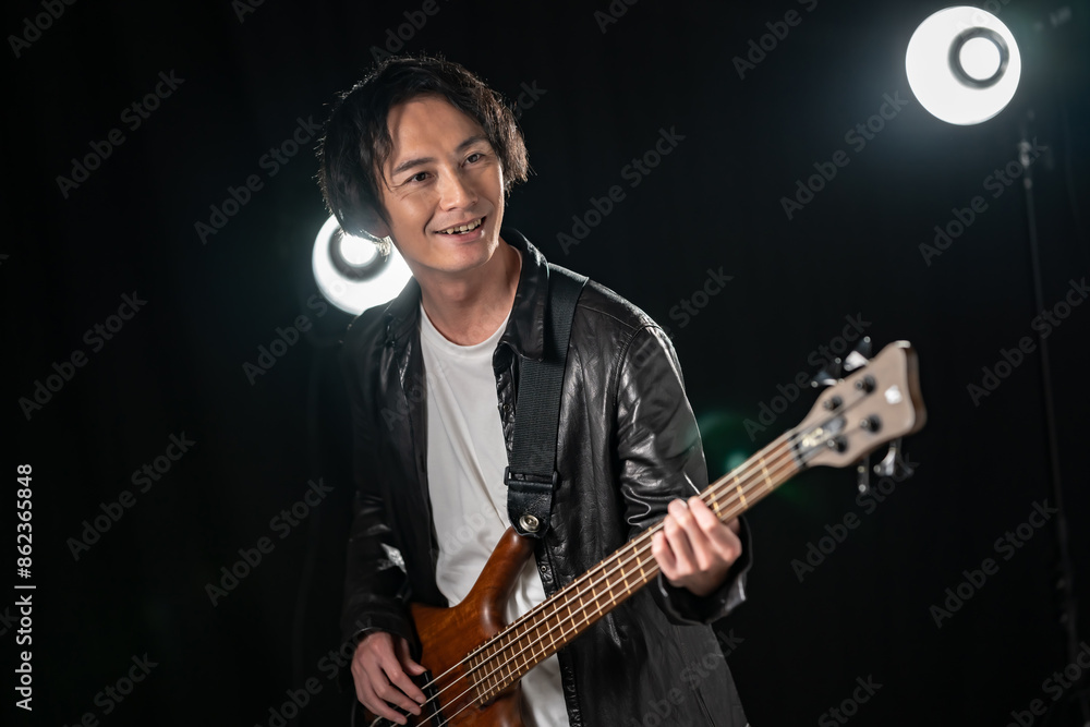 Obraz premium ベースを弾く男性