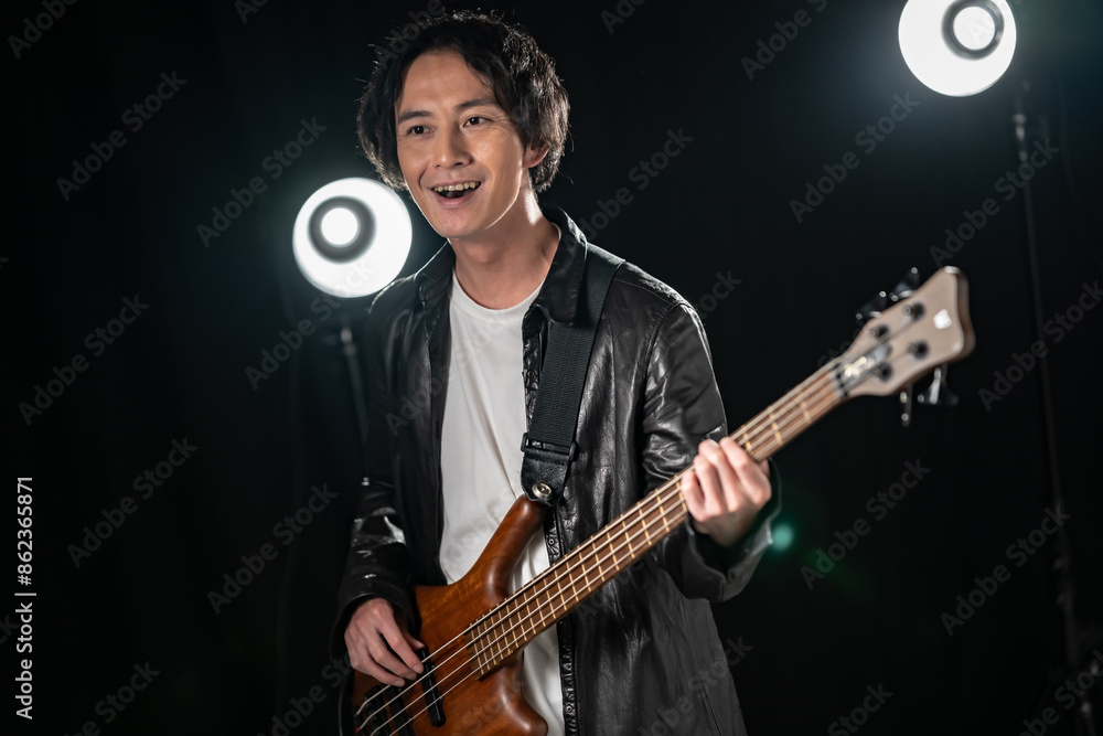 Obraz premium ベースを弾く男性