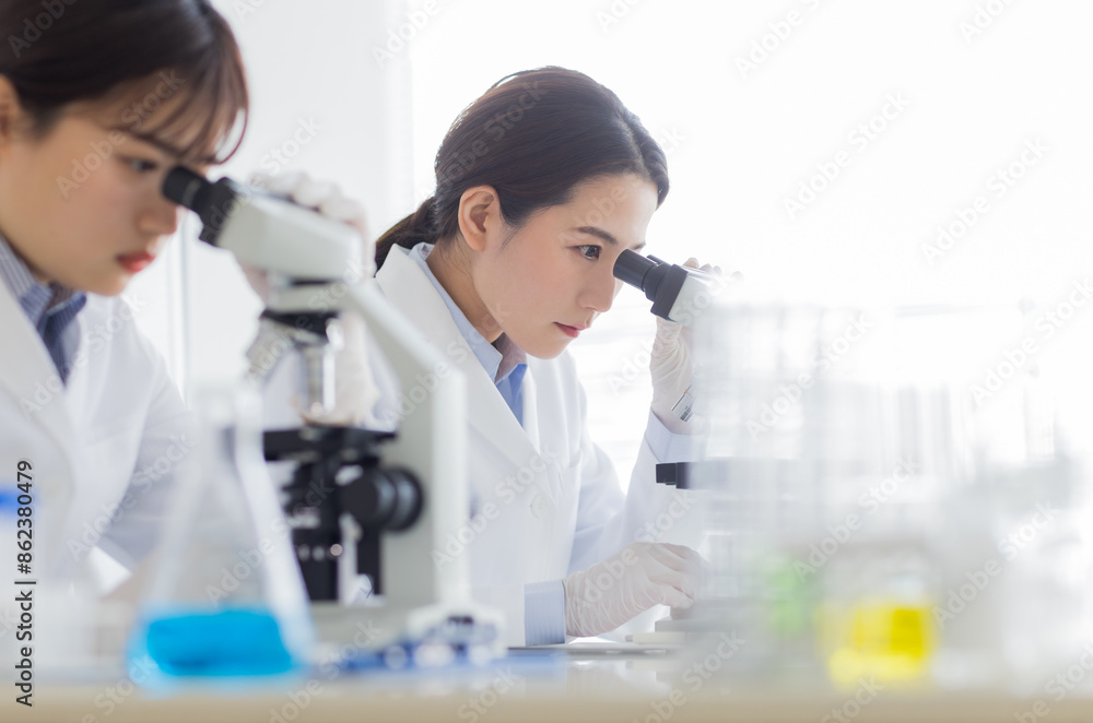白衣の女性 白衣の女性