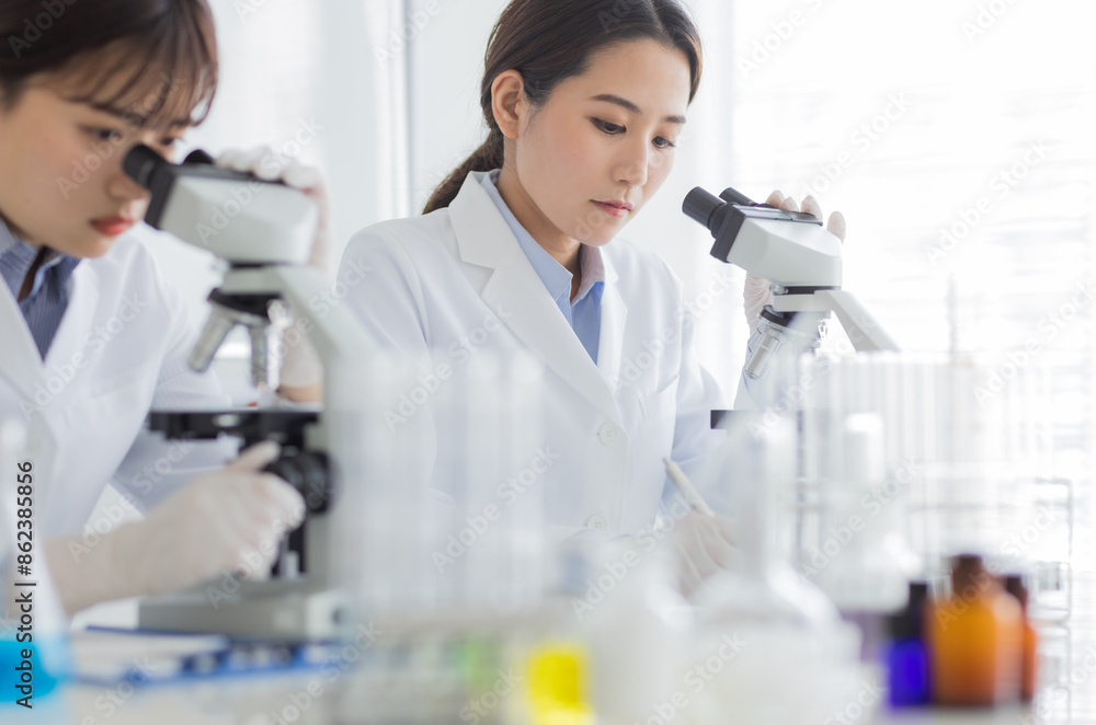 白衣の女性 白衣の女性