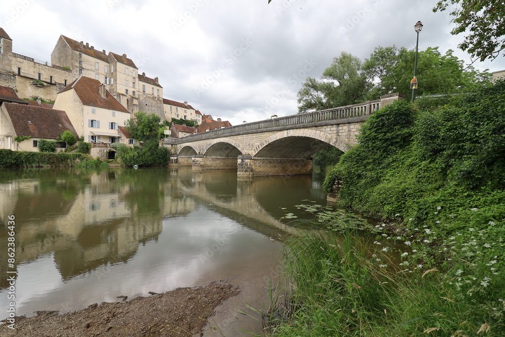 Vue d'ensemble du village le long de la rivière Ognon, village de Pesmes, département de Haute Saône, France Vue d'ensemble du village le long de la rivière Ognon, village de Pesmes, département de Haute Saône, France
