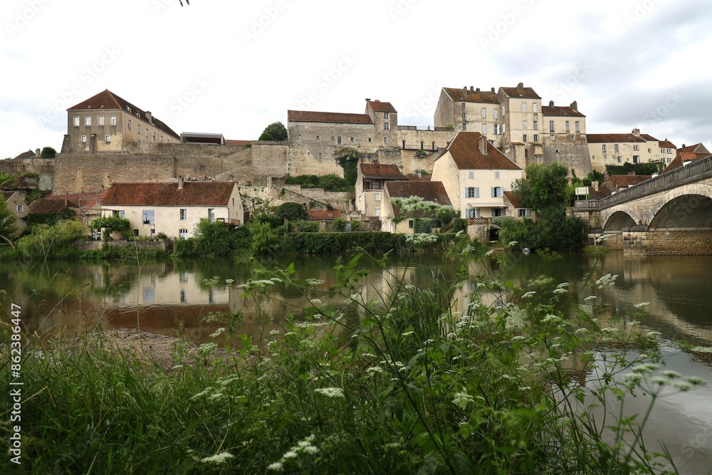Obraz premium Vue d'ensemble du village le long de la rivière Ognon, village de Pesmes, département de Haute Saône, France