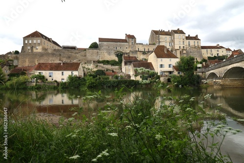 Vue d'ensemble du village le long de la rivière Ognon, village de Pesmes, département de Haute Saône, France photo