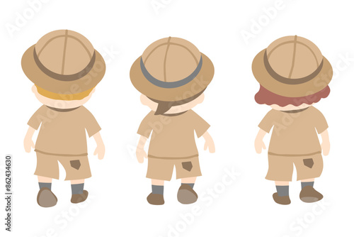 探検服を着て歩く三人の子どもたちの後ろ姿