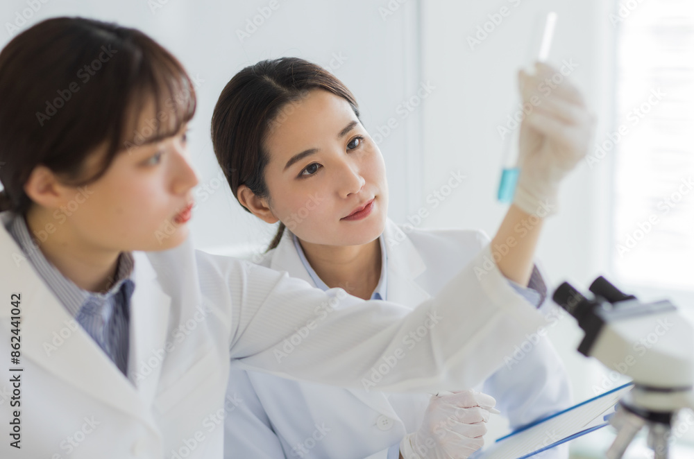 白衣の女性 白衣の女性