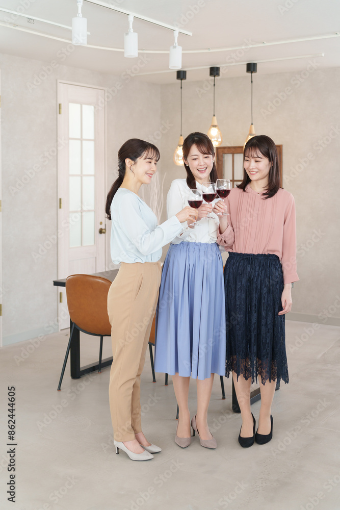Obraz premium 友達と女子会をする女性たち