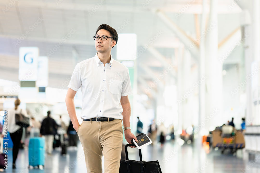 Fototapeta premium 空港内のロビーを歩く男性