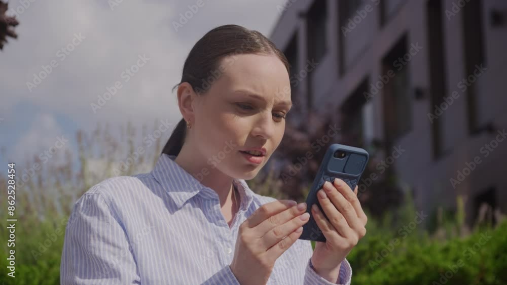 Business Woman Smile and Reading Message on Smartphone Outdoors Business Woman Smile and Reading Message on Smartphone Outdoors